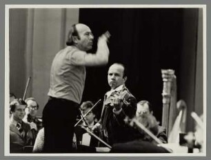 Jan Krenz und Stefan Kamdsa : Portrait des Dirigenten Jan Krenz und des Bratschisten Stefan Kamdsa in der Staatsoper Berlin