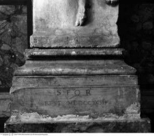 Sockel für die Sitzfigur eines Knaben mit Maske eines Satyrs