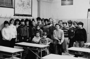 Schulklasse mit Lehrerin im Unterrichtsraum