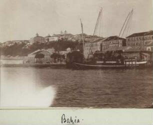 Segelschiff vor der Kulisse der Stadt Bahia
