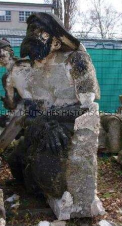 Fragment einer Zeughaus-Bauplastik: Kopf und Oberkörper eines gefesselten Kriegers aus der ........-Gruppe (Dachbalustrade, .....seite) ???