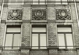 Dresden-Neustadt, Görlitzer Straße 35/37. Doppelwohnhaus mit Laden (um 1900). Fassadendetail (2. Obergeschoß)