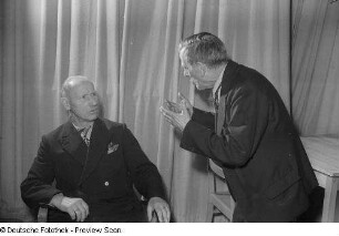 Zwei Schauspieler einer Aufführung beim Kreisausscheid für Volkskunst
