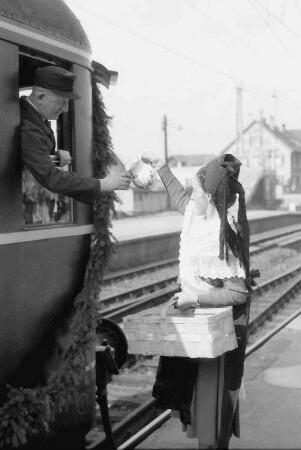 Haltingen: Bahnhof; eine Weinprobe, dem Zugführer, Wein