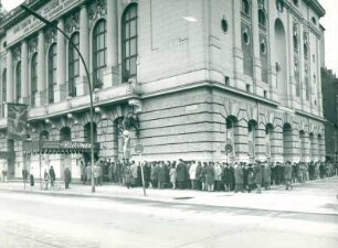 Anstehen nach Karten vor dem Theater des Westens (Fledermaus)