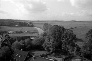 Trave: Blick vom Turm der Kirche Richtung Westen: vorn Häuser: hinten Knicklandschaft