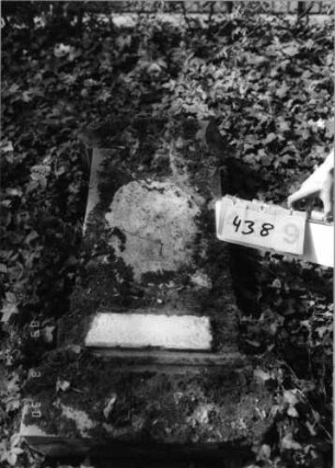 Grabstein 438 (Index: 99791965) Zustand: Fragment Maße HxBxT: 96x55x27 cm Besonderheit: kein Formblatt vorhanden: Grabstein 438