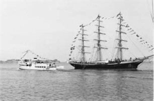 Reisefotos Dänemark. Kopenhagen. Großes Segelschiff und kleiner Dampfer im Hafenbecken