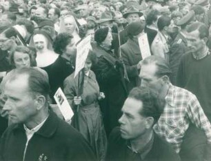 Auf dem Sammelplatz Friedland. Heimkehrern werden die Vermisstentafeln gezeigt