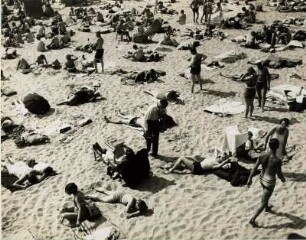 Im Strandbad. Badegäste auf dem Sandstrand in der Sonne