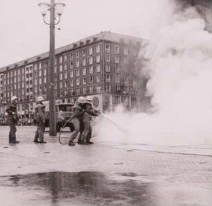 Dresden. Großübung der Feuerwehr : Frauenlöschgruppe bekämpft einen Flüssigkeitsbrand mit einem Pulverlöschgerät 210