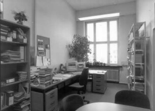 Arbeitsraum der Zweigbibliotheksleiterin : Dresden-Räcknitz, Zellescher Weg 12/14 (Willers-Bau der TU Dresden). Sächsische Landesbibliothek - Staats- und Universitätsbibliothek Dresden. Zweigbibliothek Mathematik. Arbeitsraum der Zweigbibliotheksleiterin