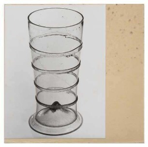 Nr. 13 Hoher Trinkbecher aus Glas (Werkbundkiste Der Becher, Bildtafel)