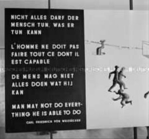 Ausstellungstafel mit den deutschen Nobelpreisträgern im Deutschen Pavillon auf der Weltausstellung 1958 in Brüssel - Spruch von Carl Friedrich v. Weizsäcker