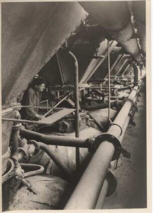 Hamburg-Harburg. Arbeiter an einem Fibrationsbehälter der Ölmühle F. Thörl