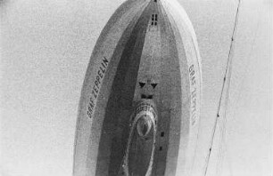 Reisefotos Brasilien. Luftschiff "Graf Zeppelin" (LZ 127) über dem Passagierschiff Monte Rosa. Teilansicht