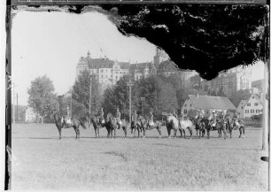 Erntedankfest in Sigmaringen 1933; Reiter in Stahlhelm-Uniform auf einer Wiese bei Sigmaringen, im Hintergrund Schloß