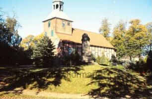 Eichede: Friedhof: Ehrenmal der Kirchengemeinde: hinten Kirche