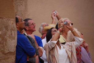 Luxor - Menschen im Säulensaal von Karnak : Touristen im Säulensaal des Amun-Tempels von Karnak bei Luxor, aufgenommen 2006