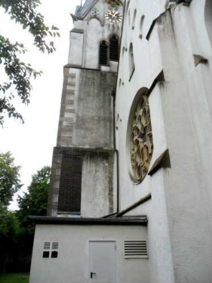 Daxweiler-Kirchturm von Westen (romanischer Turmkern mit neugotischer Glockenstube) sowie Querhaus des neugotischen Langhauses