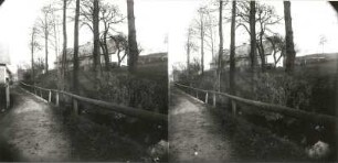Seifhennersdorf. Wohnhaus (Umgebindehaus) über die Mandau gesehen