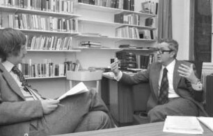 Freiburg: Max-Planck-Institut; Prof. Dr. Kaiser; beim Interview; mit Quick-Reporter Wolf