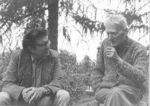 Dresden-Bühlau, Kirschauer Straße 8. Horst Drescher (geb. 1929; Schriftsteller) und Wilhelm Rudolph (1889-1982; Maler und Grafiker) im Garten