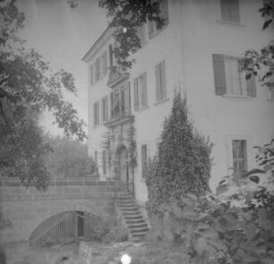 Teilansicht eines Herrenhauses oder kleinen Schlosses. Ansicht mit Treppenaufgang