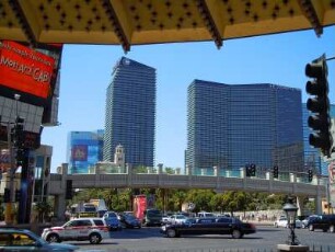 Straßenszene am Las Vegas Boulevard : Beiderseits des ca. 6 Kilometer langen Las Vegas Boulevard ("the strip") stehen die Hochhaushotels und Vergnügungsstätten der Spielerstadt, aufgenommen in Las Vegas am 9. August 2012