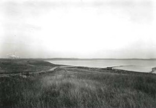 Leipziger Land. Speicher Borna (im ehem. Braunkohletagebau Borna). Blick von der nördlichen Böschung nach Ostsüdosten mit Kraftwerk Borna und den im Aufbau befindlichen Fischzuchtanlagen