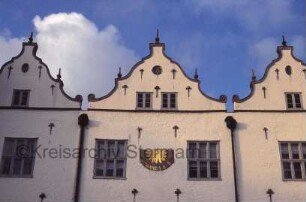 Schloss Ahrensburg: Außenansicht: Südfassade: drei Giebel, Sonnenuhr