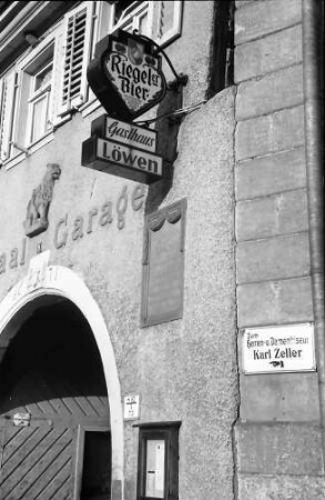 Emmendingen: Gasthof zum Löwen mit Hermann und Dorothea Schild und Riegeler Laterne