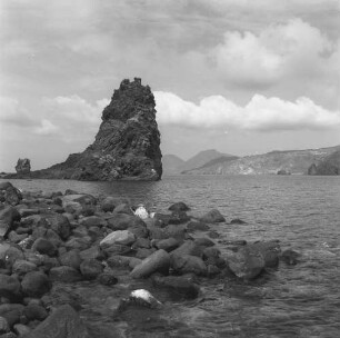 Vulcano, Blick auf Gestein vulkanischen Ursprungs an der Küste der Insel