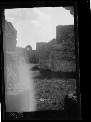 Bouillon (Belgien): "Blick im Innern des Burghofs"