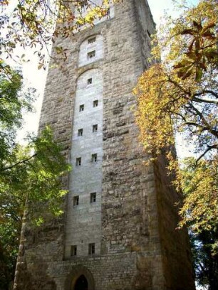 Stadtbefestigung-Wehrturm (Hochwacht) über Stadtseite in Übersicht mit staufischen Buckelquadern im Mauersteinverband