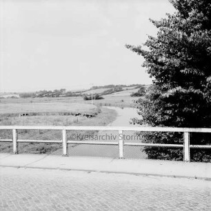 Brücke über Trave zwischen Groß Barnitz und Lokfeld: im Hintergrund Wiesen und Knicklandschaft