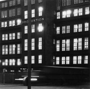 Eiffestraße : Hamburg-Hammerbrook. Produktionsgebäude bei Nacht in der Eiffestraße