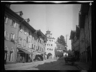 Bad Tölz (Lkr. Bad Tölz-Wolfratshausen): Salzstraße mit Stadtturm ("Khanturm")
