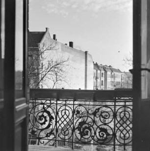 Blick über den Balkon der Atelierwohnung von Karl Theodor Gremmlers am Kurfürstendamm