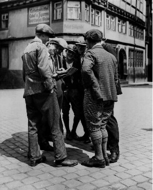 Ballin (Mecklenburg-Vorpommern). Junge Männer unterhalten sich interesiert auf einer Straße