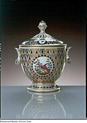 Deckelvase mit Pfauenfederndekor und Pfau