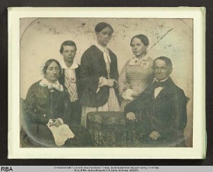 Familienbild (Eltern, ein Sohn, zwei erwachsene Töchter)