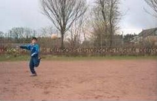 Junge spielt Fußball (Prämiertes Foto Sonderthema: Fußball-Fieber)