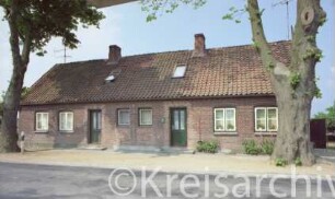 Altfresenburg 7: traufständige Landarbeiter-Doppelkate, Backsteinmauerwerk: Straßenfront mit Eingangstüren
