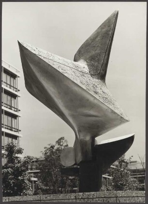 Aufnahme von Bernhard Heiligers Bronzeskulptur „Zeichen 74“ von 1974 vor den Gebäuden der LBM-LZB des Architekten Sep Ruf im Tucherpark in München