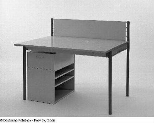 Zeichentisch : Ausstattungssystem (1980; Hochschule für Kunst und Design Halle (Burg Giebichenstein)). Zeichentisch und Regal