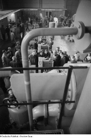 Exponate des VEB Energie- und Kraftmaschinenbau auf der Leipziger Herbstmesse 1954