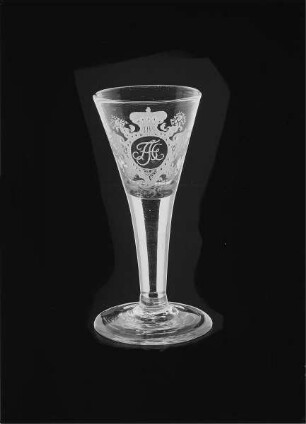 Stengelglas (mit FAC-Monogramm in Rocaillekartusche unter Kurhut) aus Schloß Moritzburg