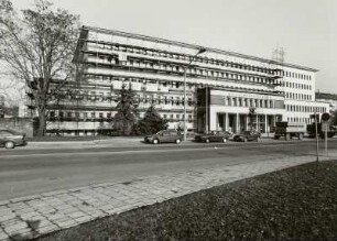 Dienstgebäude der Reichsbahndirektion Dresden während der Sanierung (teilweise eingerüstet) : Dresden-Altstadt, Ammonstraße 8. Dienstgebäude der Reichsbahndirektion Dresden während der Sanierung (teilweise eingerüstet)