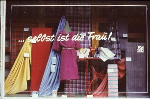 Berlin. HO Berlin. Laden für Industriewaren. Schaufensterdekoration in einem Stoffladen unter dem Motto "Selbst ist die Frau"